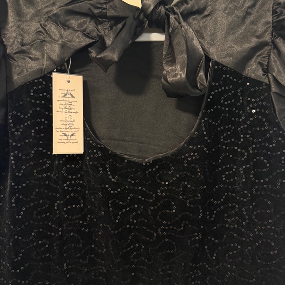 Nanette Lepore Women’s Short Sleeve Embroidered Sequin Black Velvet Top Size L - Picture 5 of 11